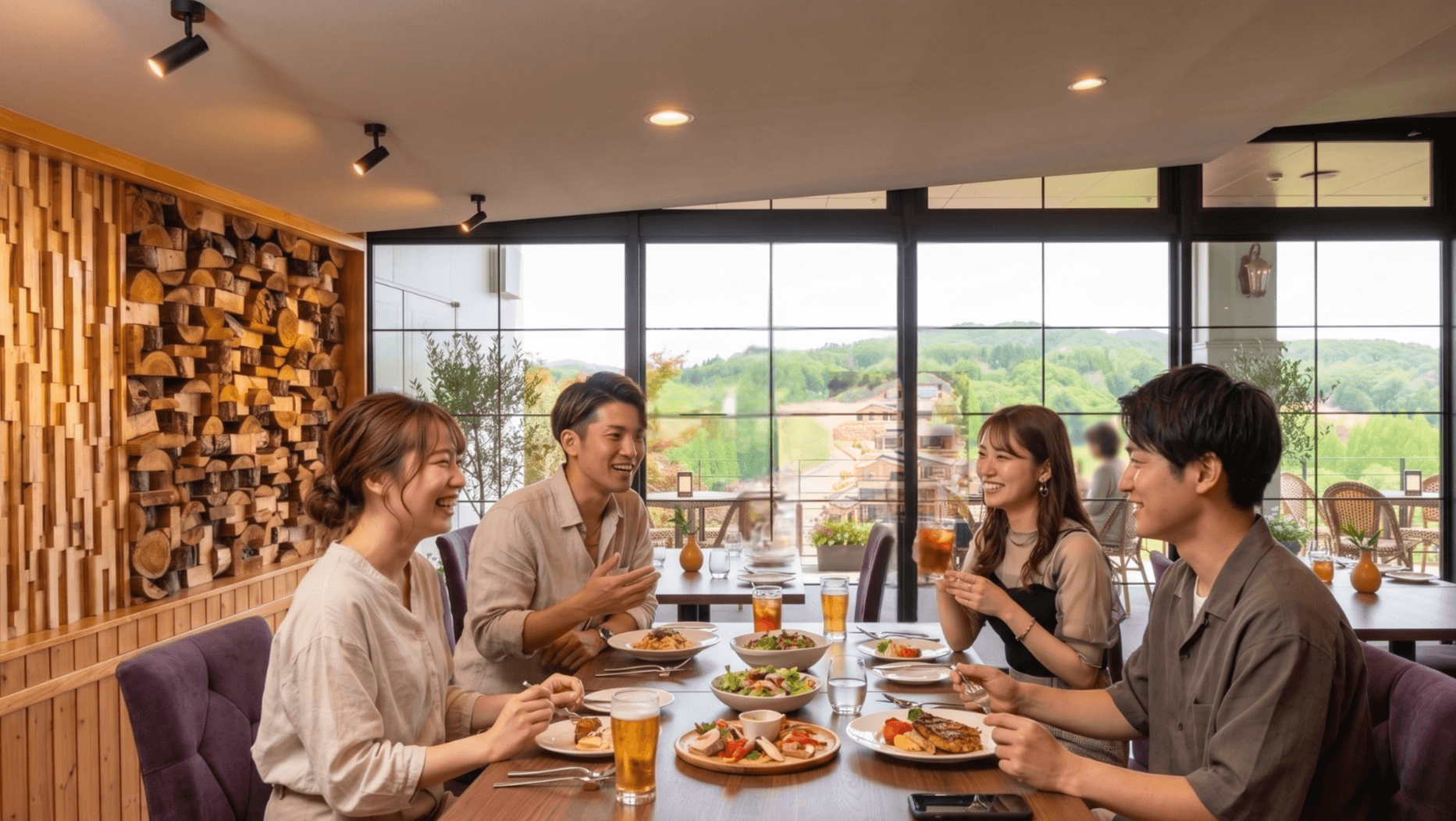 リゾートのレストランで食事を楽しむひととき(佐用スターリゾートゴルフ倶楽部のレストラン)
